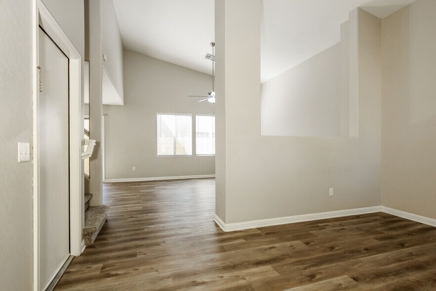 Building Photo - 668 E Colt Ct