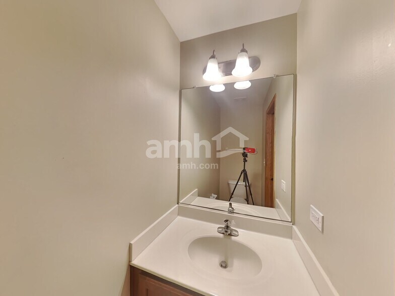 Building Photo - 1007 Angelica Cir