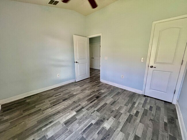 Building Photo - Charming House with 3 bedroom and 2 bathro...