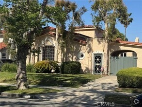 Building Photo - 144 S La Peer Dr