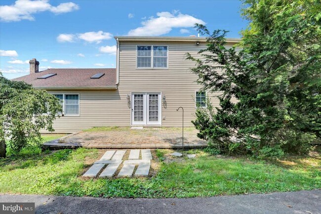 Building Photo - 20 Lehland Dr