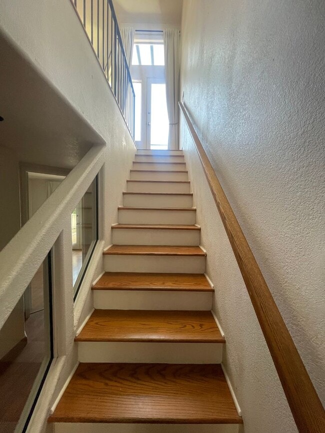 Building Photo - Point Loma 3 Bedroom 2 1/2 Bath Loft Style Townhome