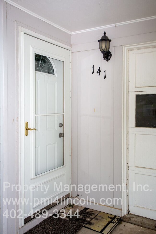 Building Photo - 2 Bedroom and 1 Bathroom Home Available For Rent!