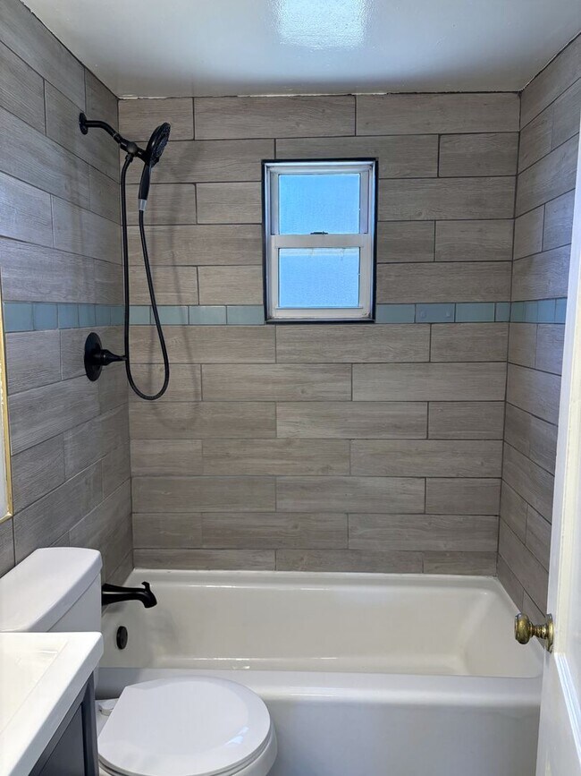 Building Photo - 2425 Mountain Rd NW