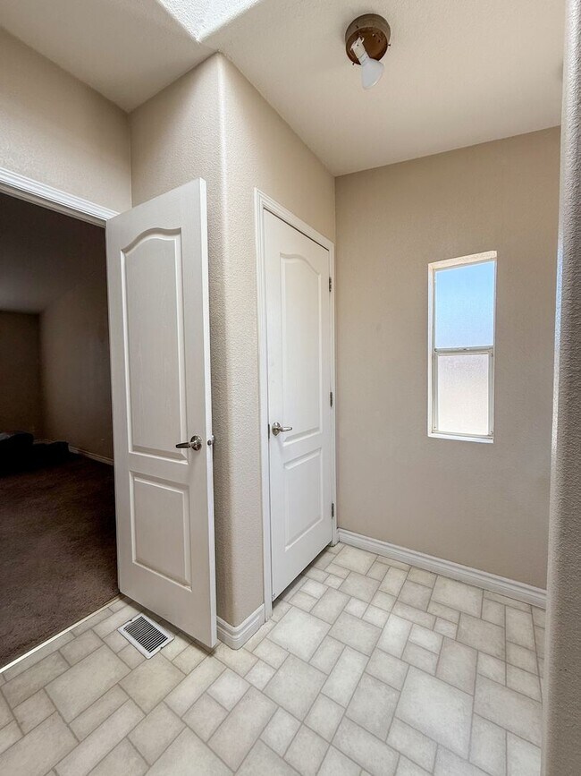 Building Photo - 29 Palms Home with Garage