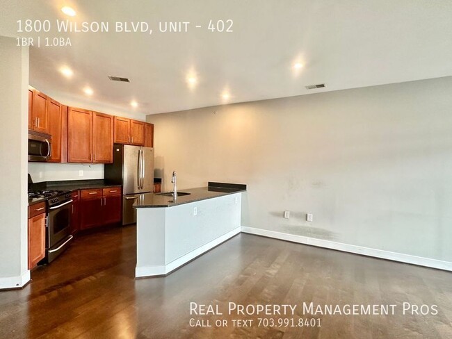 Building Photo - Walk to Rosslyn Metro! Bright and Spacious...