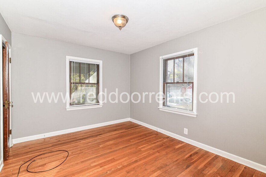 Building Photo - 125 E 49th St