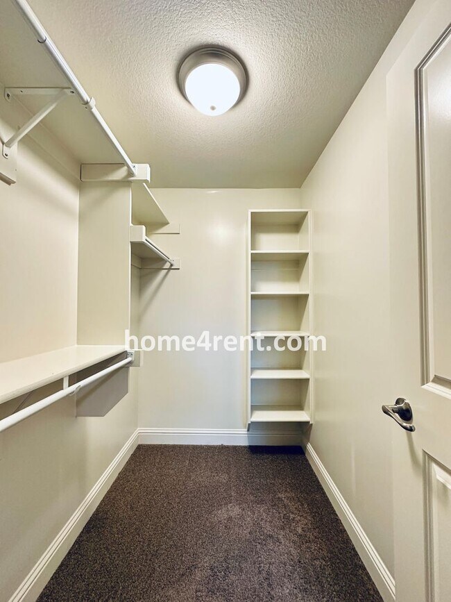 Building Photo - Main Level Primary Bedroom, Updated Kitche...