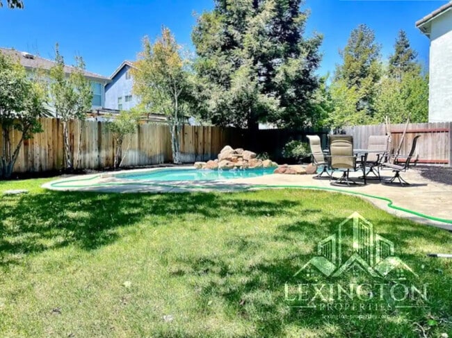 Building Photo - Stunning, 5BD/3BA Home, in West Sacramento with a Pool and BBQ!