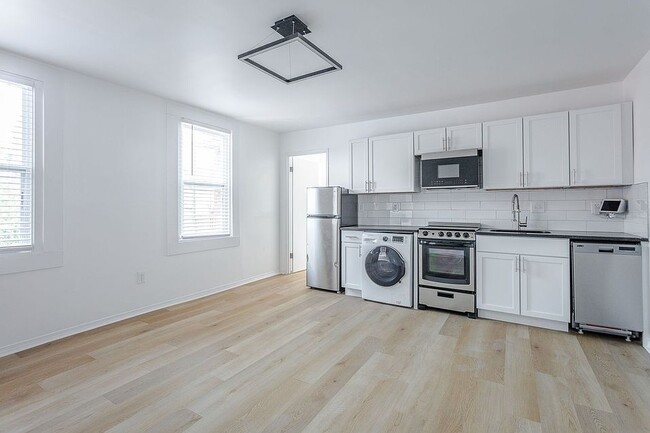 Open Space Kitchen at 139 E Clifton - 139 E Clifton Ave