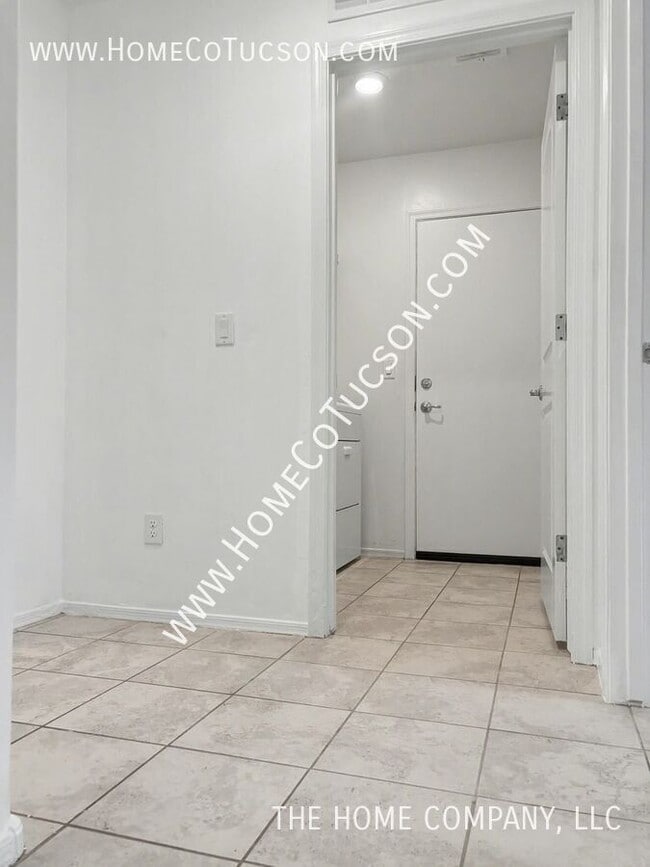 Building Photo - 955 W Calle Ronda