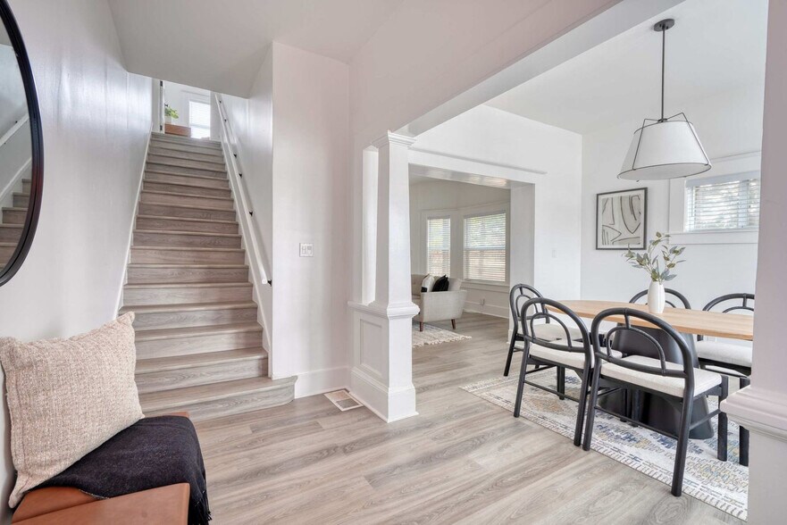 Building Photo - 317 NE Beech St