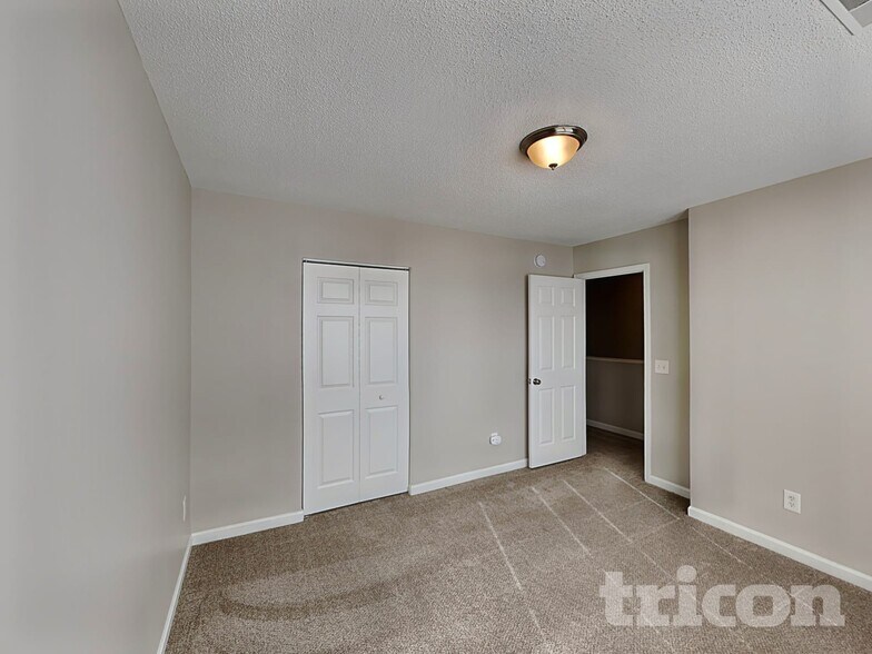 Building Photo - 204 Fox Grove Cir