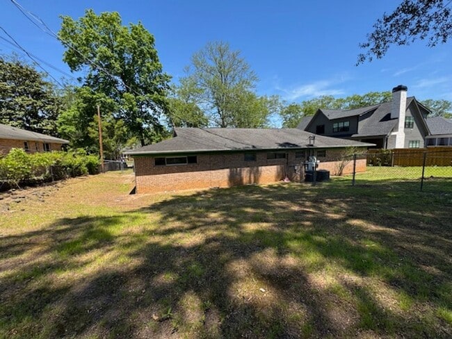 Building Photo - 2 Bedroom, 1 Bath duplex (right side unit) close to downtown Greenville with hardwood floors, a l...