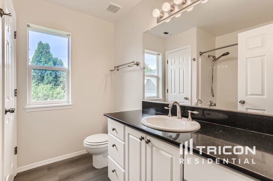 Building Photo - 16019 SW Hawk Ct