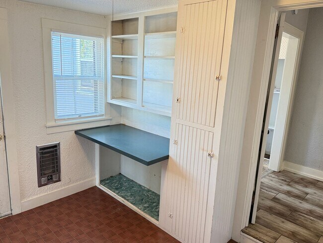 Building Photo - 844 D St