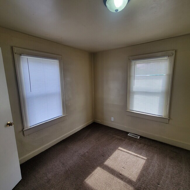 Building Photo - West Side 5BR/2BA House / Must See!