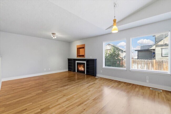 Building Photo - 3 Bedroom, 2 Bath, with 2 Car Garage Located on the Central Bench Rim