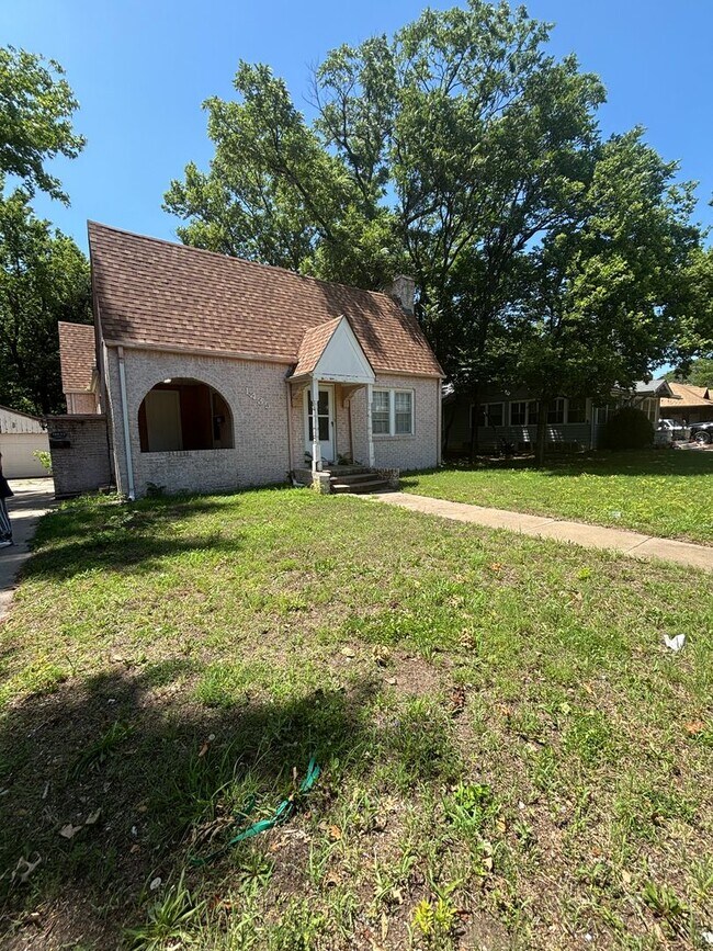 Building Photo - 3 Bedroom, 3 Bathroom Home Available  2-Car Garage & Spacious Living Near WSU.