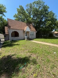 Building Photo - 3 Bedroom, 3 Bathroom Home Available  2-Car Garage & Spacious Living Near WSU.