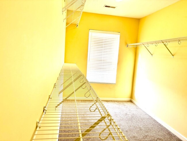 Building Photo - Don't miss out on this great 3 bed 3.5 bath townhouse with tons of amenities!