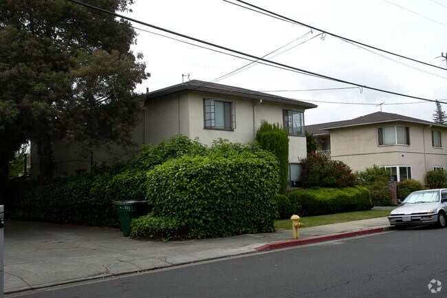Building Photo - 825 Roble Ave
