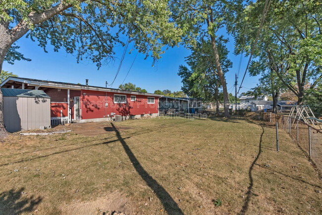 Building Photo - 560 Falcon Dr