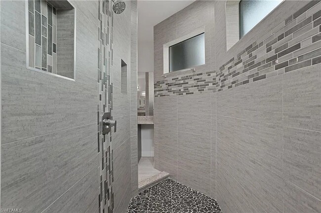 Building Photo - Spacious 4 Bedroom, 3 Bath Single-Family H...