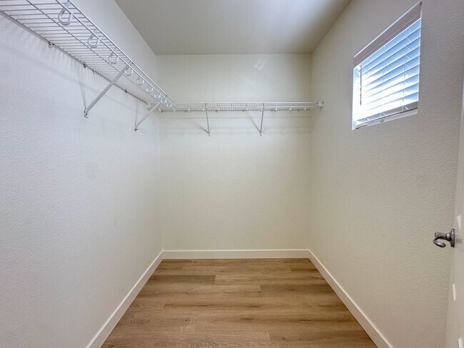 Building Photo - Move-in Incentive! TWO FREE WEEKS OF RENT