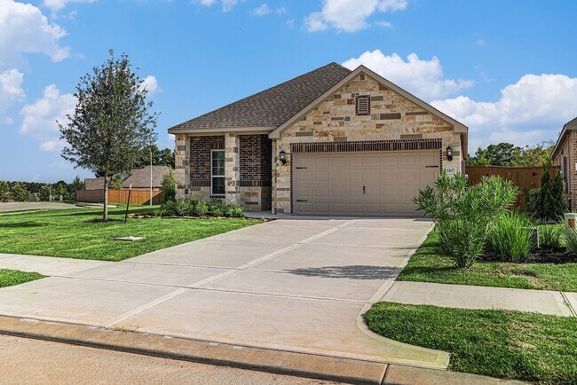 Building Photo - 6107 White Spruce Dr