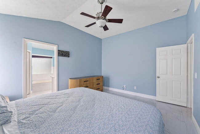 Building Photo - 1622 SW Realty St