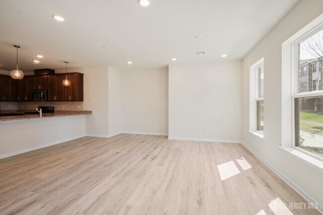 Building Photo - 628 Sadie Cir