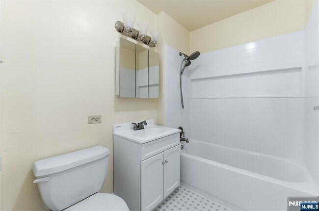 Building Photo - 1111 River Rd