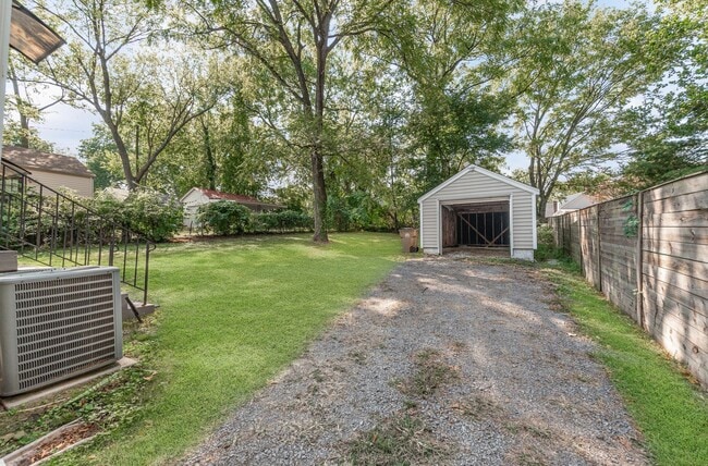 Building Photo - 1002 Broadmoor Dr