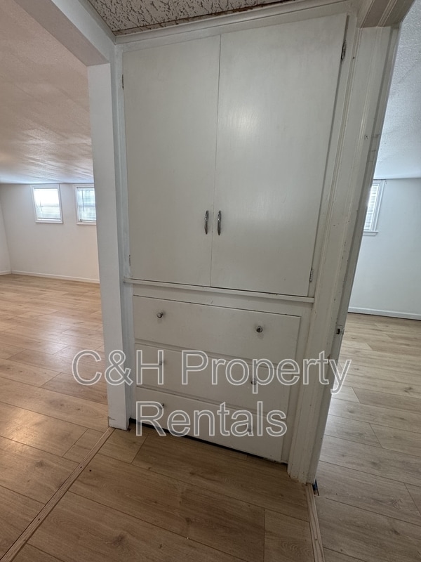 Building Photo - 841 1/2 Cook Avenue