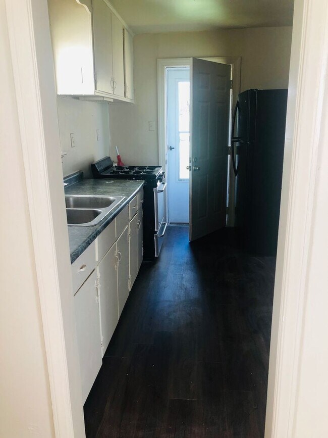 Building Photo - Adorable 3 bdrm/1bath House with Huge Back...