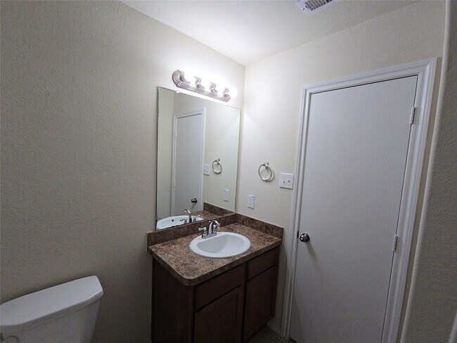Building Photo - 810 Lightningbug Ln