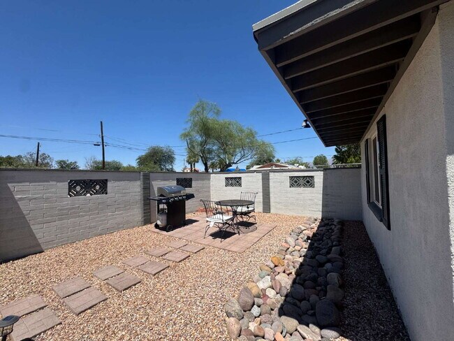 Building Photo - 2 bedroom single family w/yard & W/d