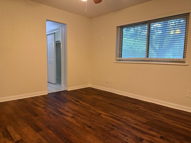 Building Photo - 125 Briarwood Dr