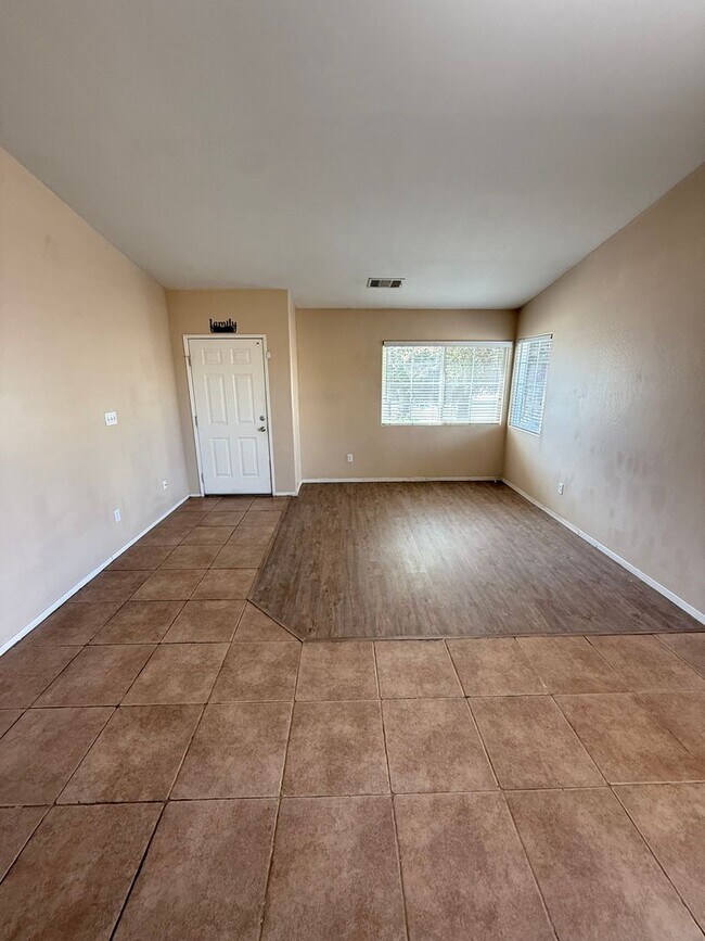 Building Photo - Spacious 4-Bedroom Home in Southwest Baker...