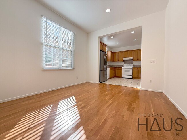 Building Photo - Desirable Oak Creek Community Detached Home with Two Car Garage