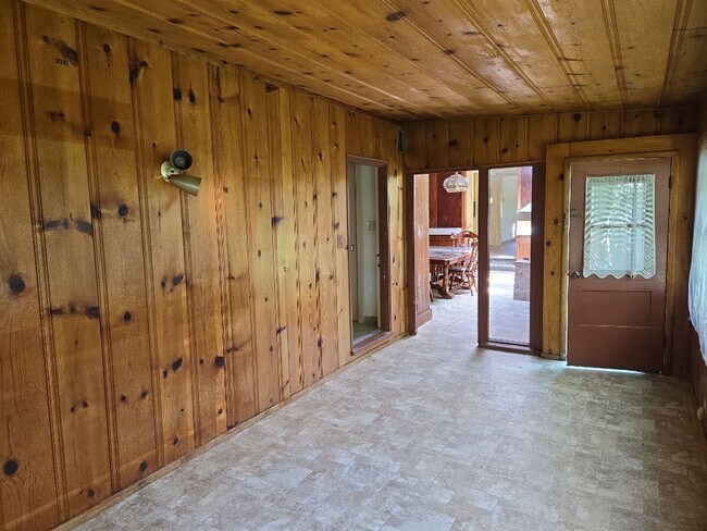 Building Photo - Spacious 4-bedroom family home features ga...