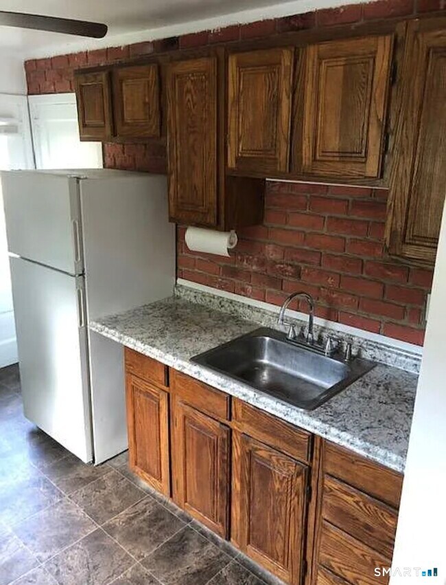 Building Photo - 9 Hathaway Ln