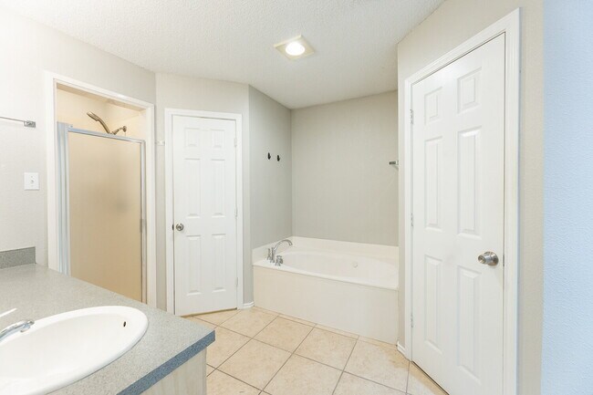 Building Photo - "Spacious 3-Bedroom Haven with 2 Full Baths – 1,592 Sq Ft with Lawn Care Included!"