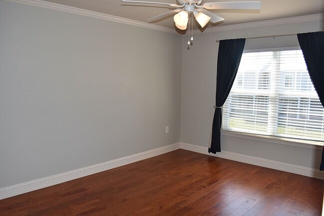 Building Photo - Freshly updated 3 Bedroom 2.5 Bath Townhouse 1 Car Garage available 3/1