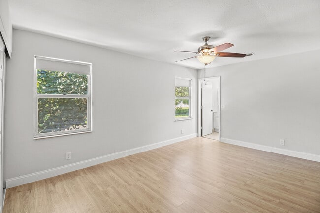 Building Photo - 4722 Lakeside Cir