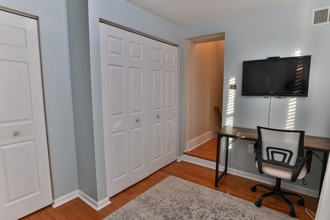 Building Photo - Beautiful 3 Bedroom on Vine St