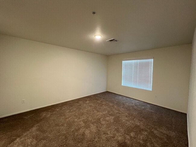 Building Photo - NEWER TOWNHOME!