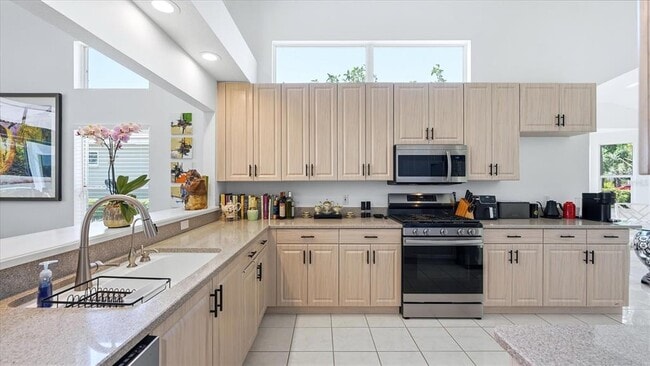 Building Photo - 8009 Hampton Ct