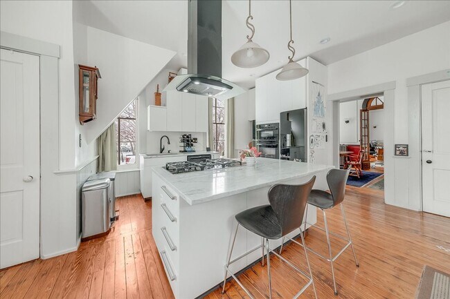 Building Photo - Historic, Character-Rich House - 3 Bed, 3 Bath (2 Full, 2 Half)